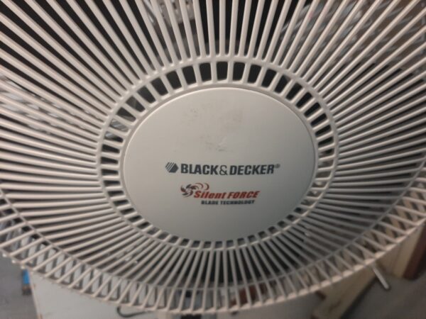 Black & Decker Typhoon oscillating fan Model- 80SF1600 - Image 3