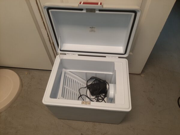 Koolatron Electric Portable Cooler Plug in 12V car, Cooler/Warmer 45qt. - Image 5