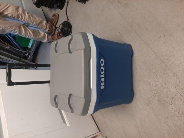 IGLOO 56L 60QT Cooler Box with Wheels and handles