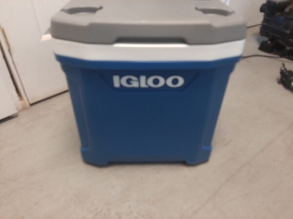 IGLOO 56L 60QT Cooler Box with Wheels and handles - Image 3
