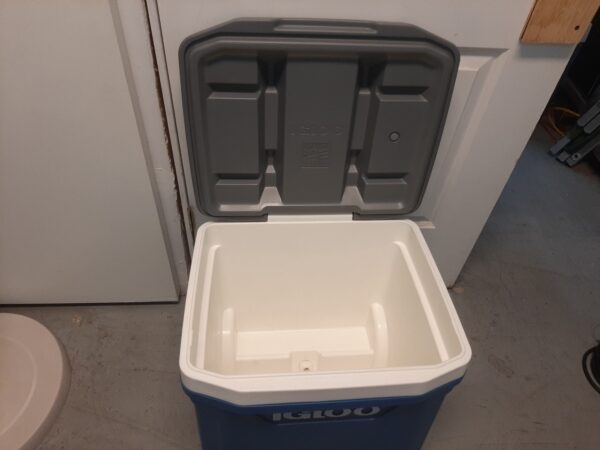 IGLOO 56L 60QT Cooler Box with Wheels and handles - Image 5