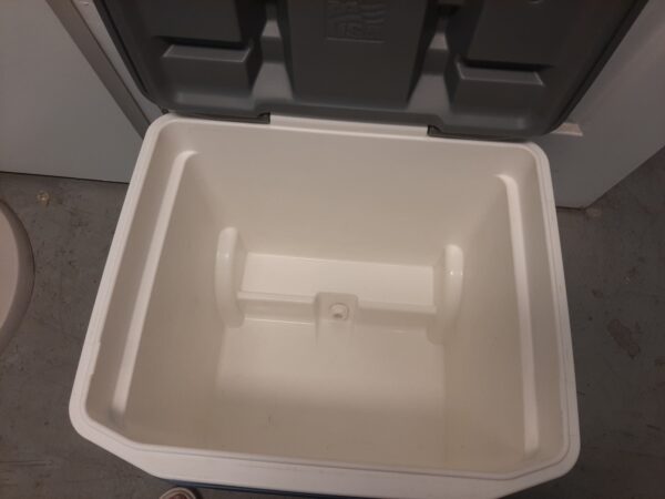 IGLOO 56L 60QT Cooler Box with Wheels and handles - Image 6