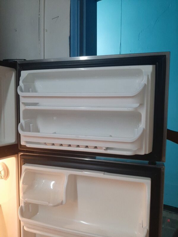 Frigidaire electrolux refrigirator top mount - Image 8