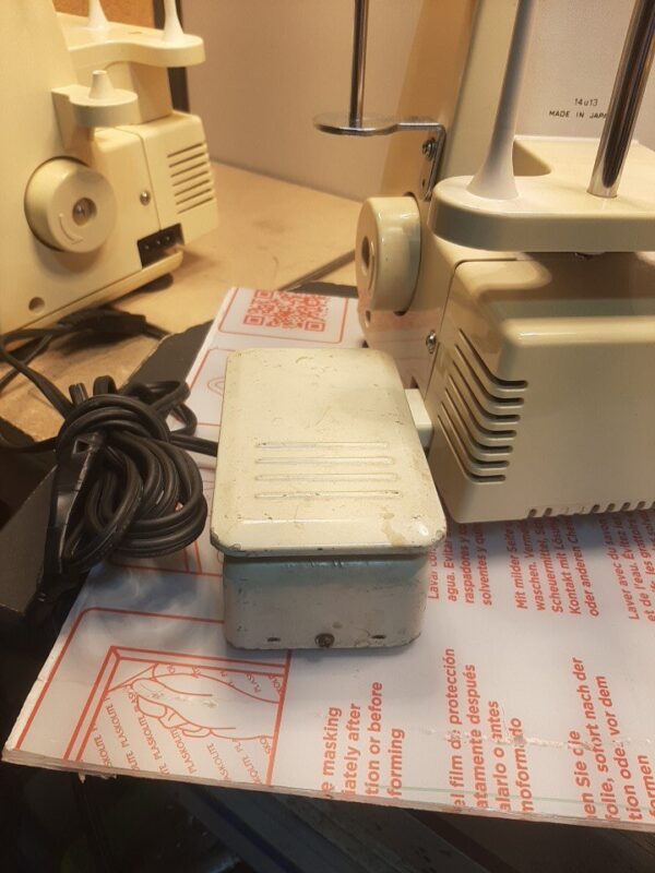 Singer 14U244B Ultralock Serger Sewing Differential Feed - Image 16