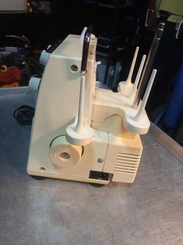 Singer 14U244B Ultralock Serger Sewing Differential Feed - Image 15