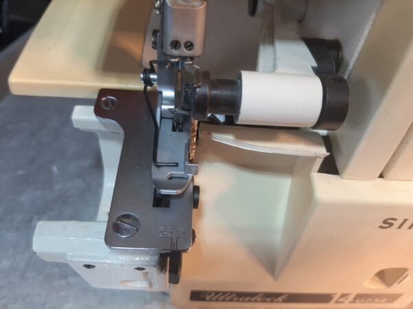 Singer 14U244B Ultralock Serger Sewing Differential Feed - Image 4