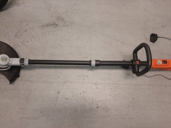 Black & Decker LST400 20V String Trimmer Kit, 12-Inch Lithium High Performance, Battery Powered, Black - Image 9