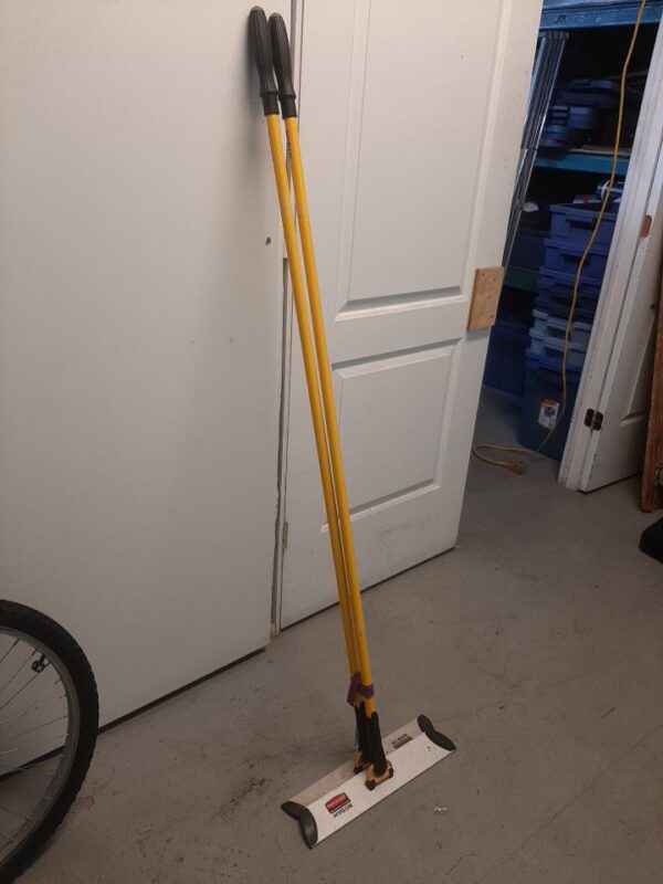 Rubbermaid Commercial Products Microfiber Non-wringing Flat Wet Mop - Image 4