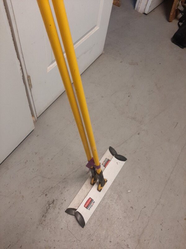 Rubbermaid Commercial Products Microfiber Non-wringing Flat Wet Mop - Image 2