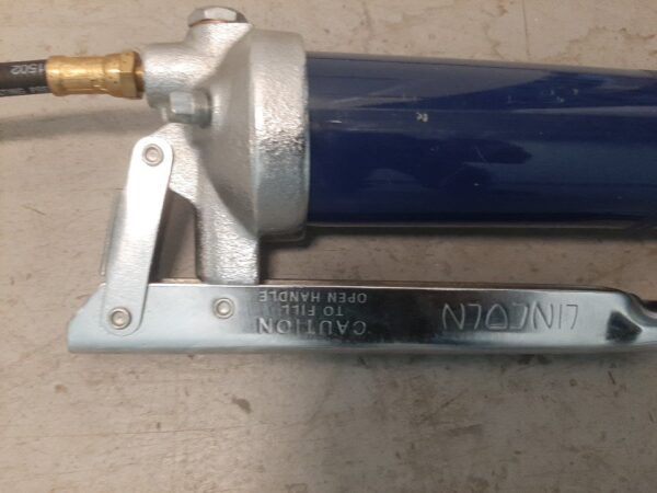 LINCOLN Manual Grease Gun with Heavy Duty Lever with 3000psi Hydrolic Hose - Image 4