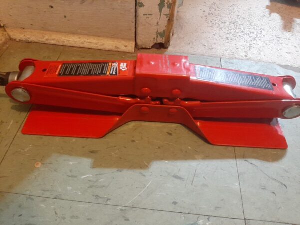 Torin Big Red Steel Scissor Jack 1.5 Ton 3000 lb Capacity - Image 4
