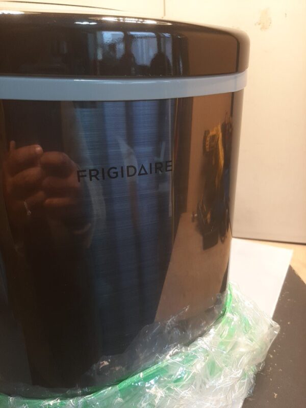 Frigidaire EFIC117-SSBLACK-SC 26 Lbs Portable Compact Maker - Image 8
