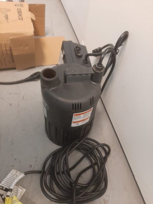Everbilt 1/2 HP Waterfall Submersible Utility Pump - Image 2
